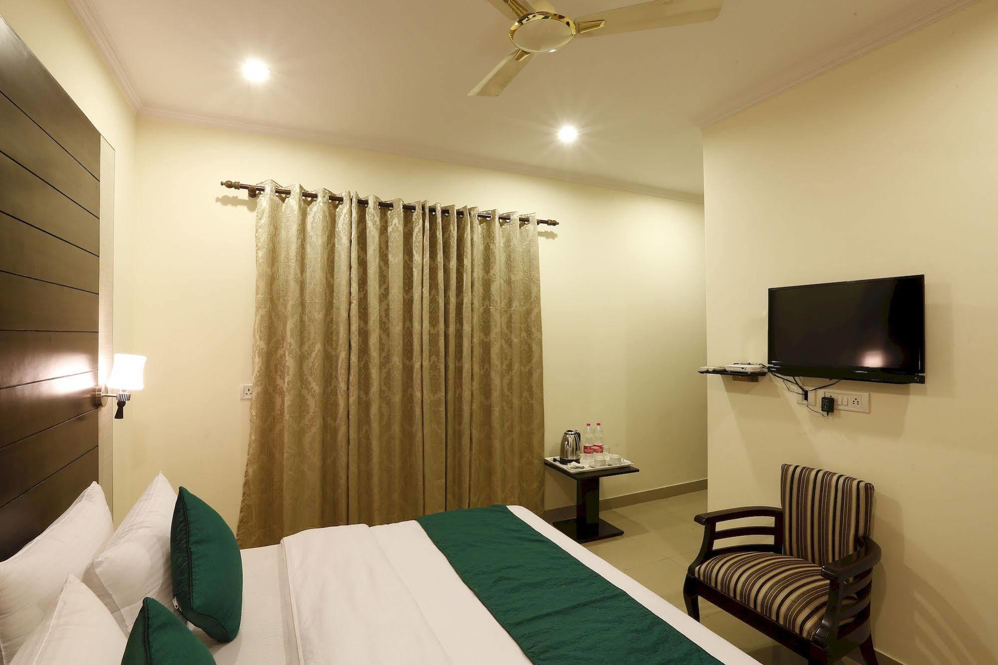 Hotel Chanakya Inn Új-Delhi Kültér fotó